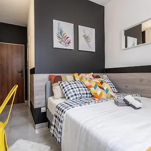 https://grey-hostel-pokoje-2-osobowe-z-lazienkami-i-tv.poznan-hotels.com